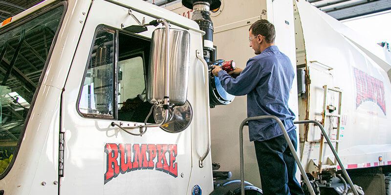 Rumpke Mechanic Working On Garbage Truck Rumpke Maintenance Careers 1
